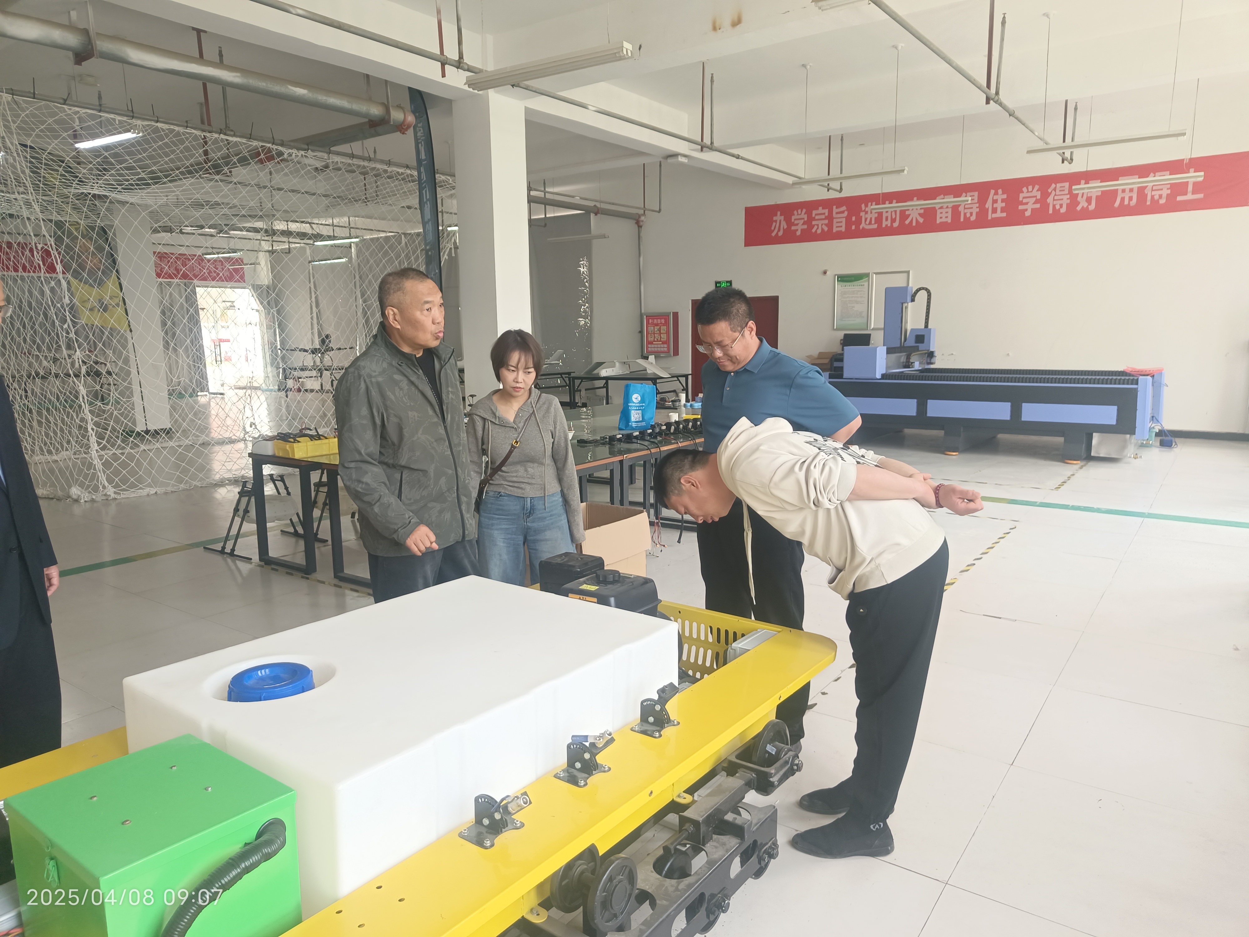 考察团听取技术人员讲述自走遥控式动力喷雾机 考察团听取技术人员讲述自走遥控式动力喷雾机